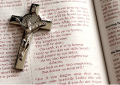 Bible a kříž, zdroj: www.pixabay.com, Licence: CC0 Public Do